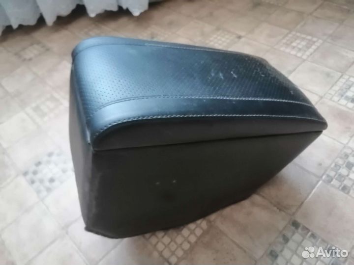 Подлокотник в автомобиль