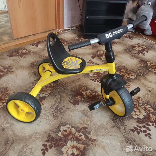 Детские качели и велосипед