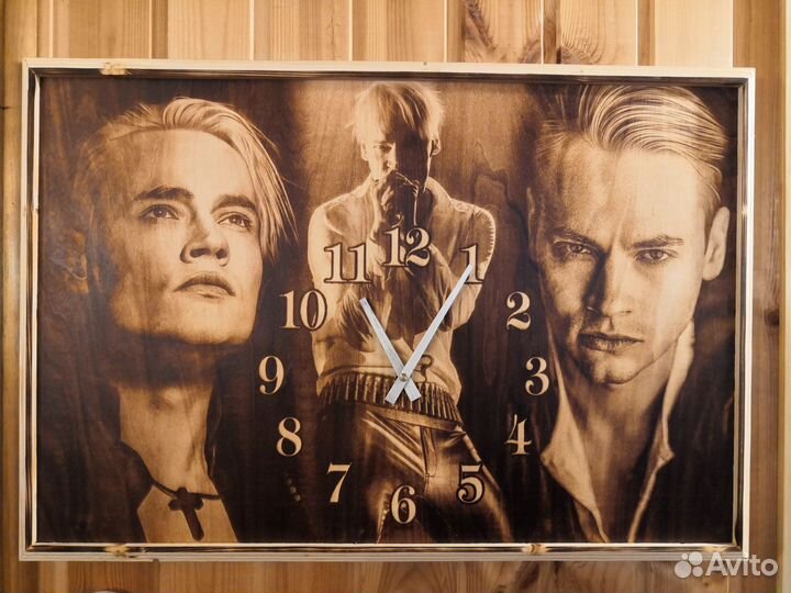 Часы выполнены из дерева. шаман с деревянными стрл