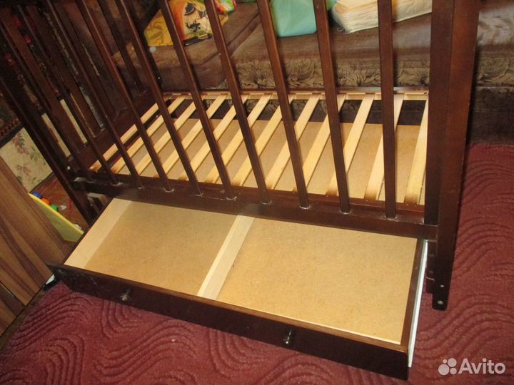 Детская кроватка с маятником и ящиком