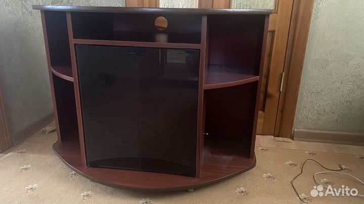 Тумба под телевизор б/у в хорошем состоянии