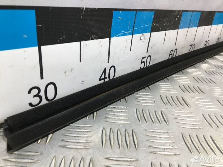 Б/У Накладка стекла переднего левого внутре#003