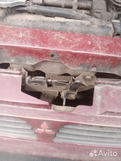 Замок капота Mitsubishi Space Wagon 2 1992