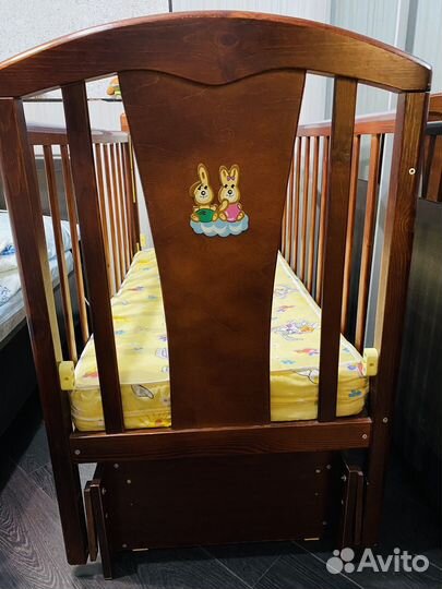 Кроватка детская с маятником, выдвижным ящиком