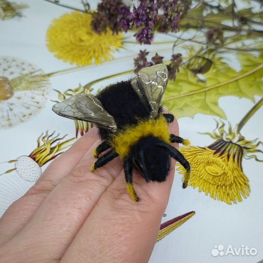 Брошь шмель