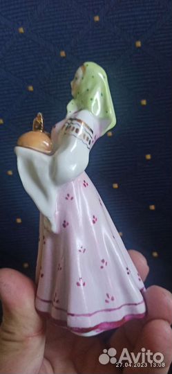 Фарфоровая статуэтка 