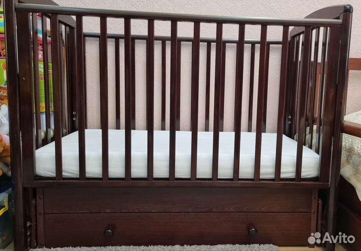 Детская кроватка с поперечным маятником