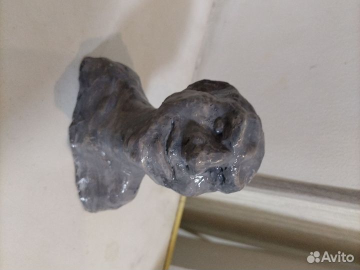 Глиняная фигурка в виде зловещего мужчины