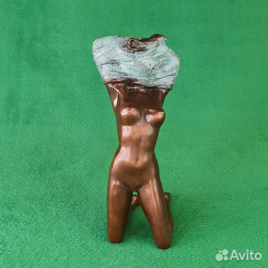 Статуэтка бронзовая Девушка на коленях раздевается