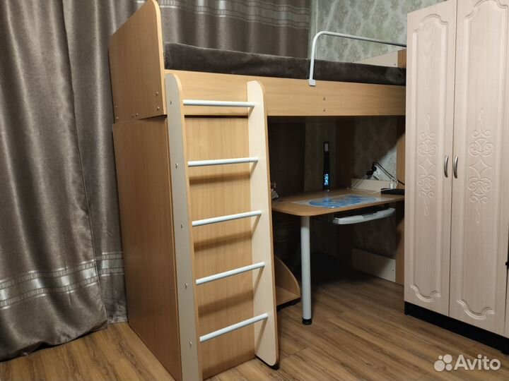 Детская кровать чердак со столом и шкафом