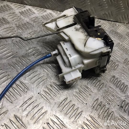 Замок двери передний правый Volkswagen Golf 1J1