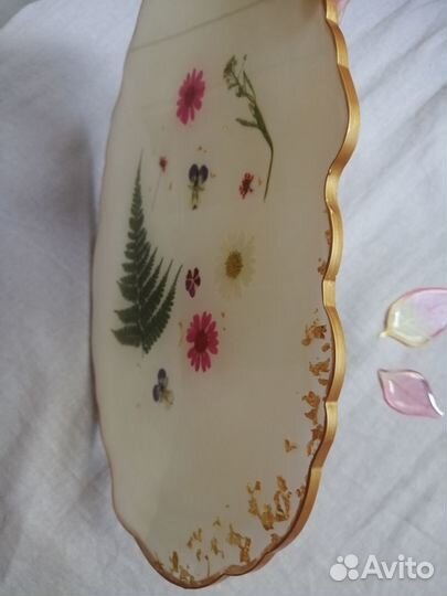 Поднос из эпоксидной смолы с сухоцветами