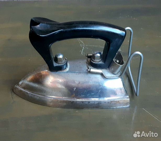 Старинный электрический утюг 1947года