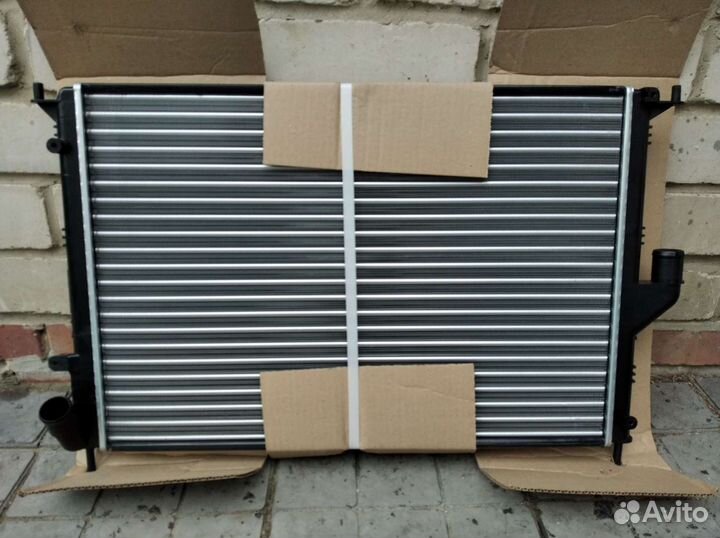 Радиатор охлаждения Renault Logan 07- 8200735039