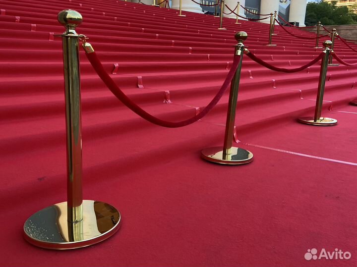 Золотые столбики и ковровая дорожка