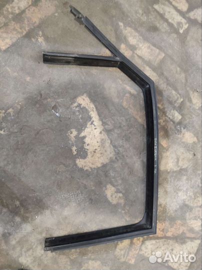 Уплотнитель стекла задний правый vw Polo 5 sed
