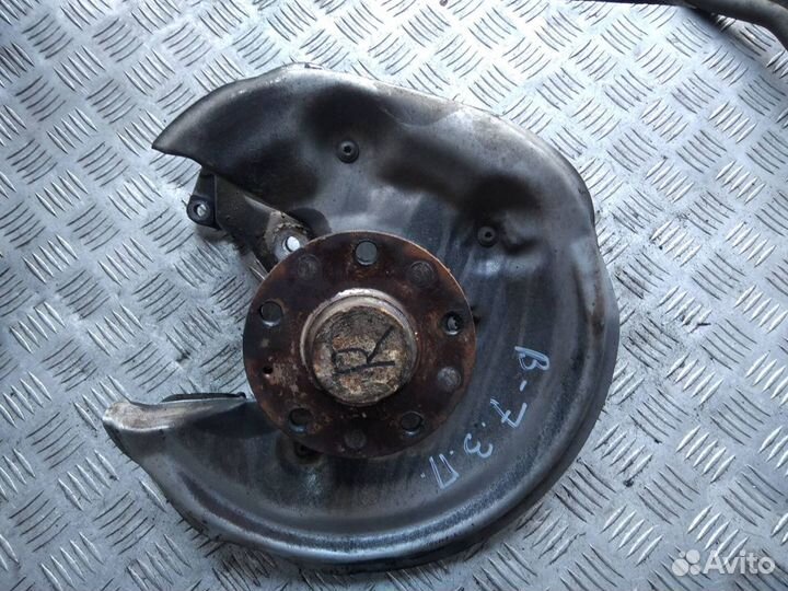 Кулак задний правый VAG