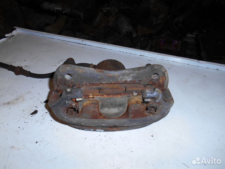 Передний левый суппорт Toyota Corolla E10 E100