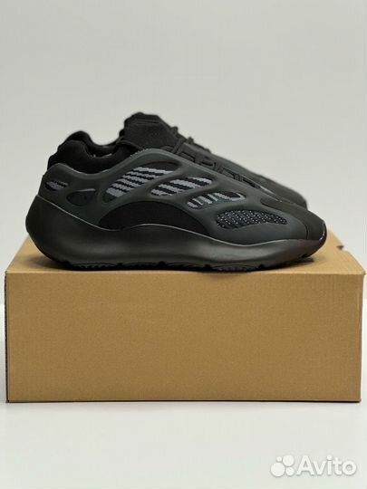 Мужские кроссовки Adidas Yeezy Boost 700 v3