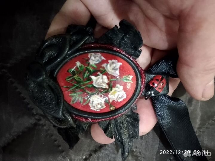 Колье с кабошоном из кожи