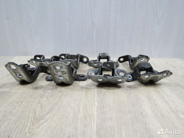 Петля двери Hyundai Solaris