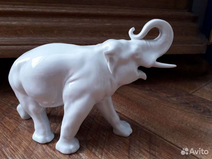 Фарфоровая статуэтка 