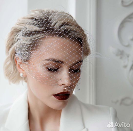 Свадебное украшение. Вуаль на гребне со стразами