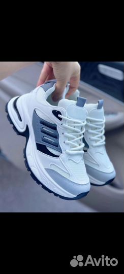 Кроссовки женские