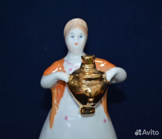 Фарфоровая статуэтка- Девушка с самоваром