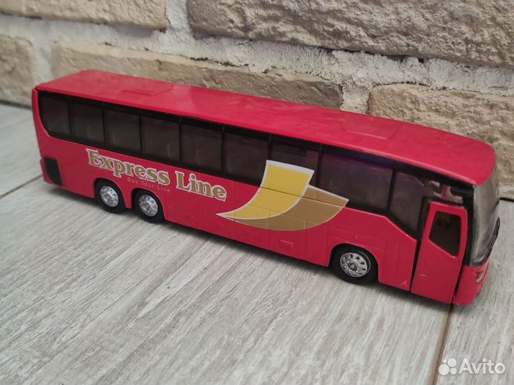 Автобус красный открываются дверь,багаж,двигатель