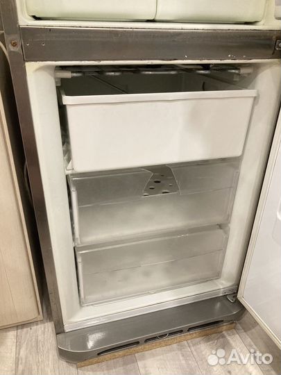 Холодильник бу Ariston
