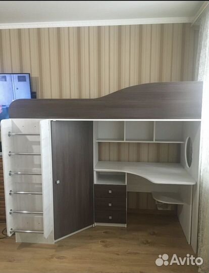 Детский уголок с кроватью и столом