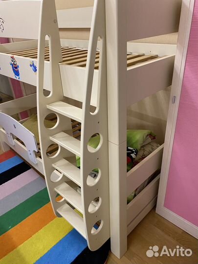 Деревянная двухэтажная кровать