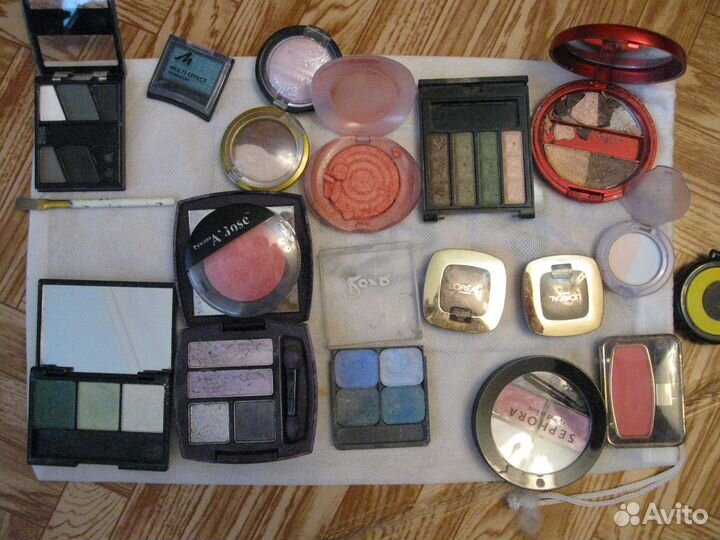 Косметика и лампа для сушки ногтей