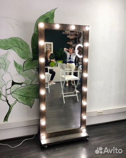 Гримерное зеркало с лампочками