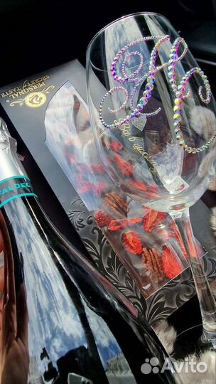 Бокал с инициалами стразами