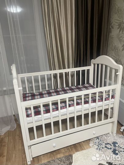 Детская кроватка с продольным маятником