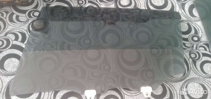 Стекло заднее левое