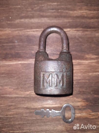 Навесной замок старинный