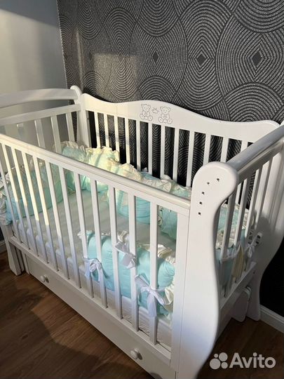 Детская кроватка с маятником
