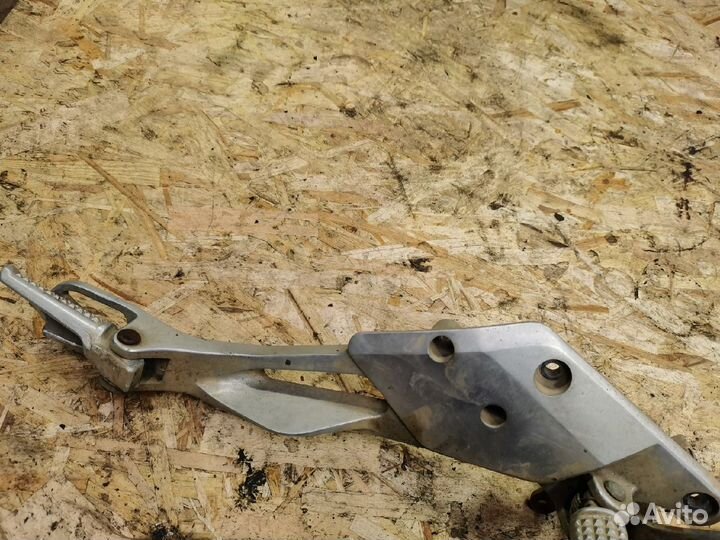 Кронштейн крепление подножек правый Honda CB 400 V