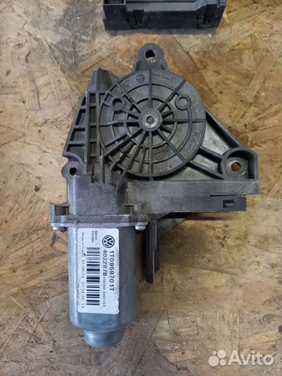 Мотор стеклоподъемника Шкода Октавия а5 2012