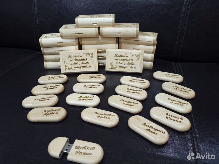 Флешка в футляре с гравировкой