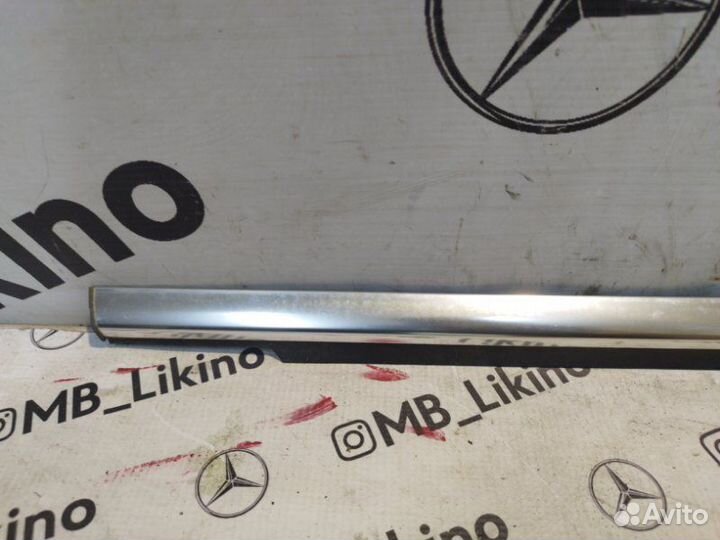 Накладка стекла двери задняя правая Mercedes