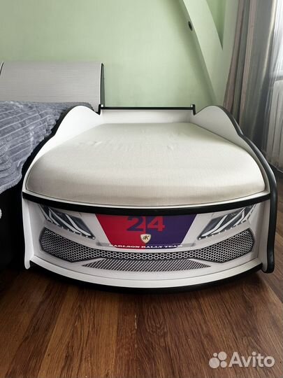 Детская кровать машина