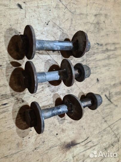 Болт развальный задний Skoda Yeti cbzb 2011