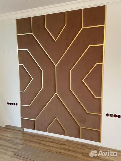 Мягкие стеновые панели с латунным профилем