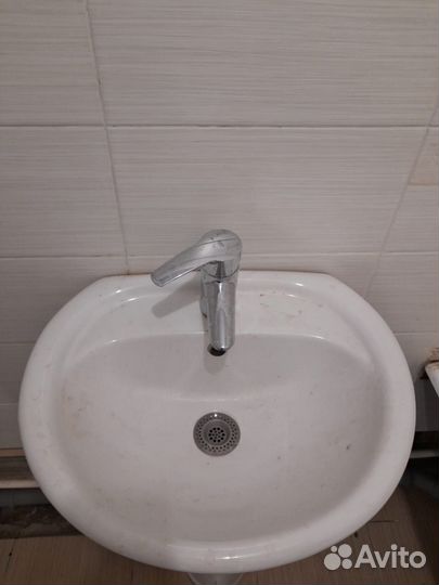 Раковина с пьедесталом и смесителем