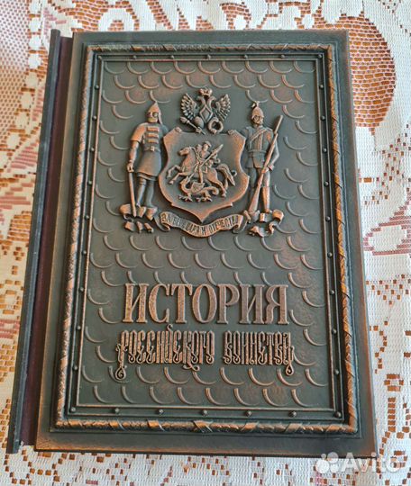 мемориальная табличка на доме языковых.