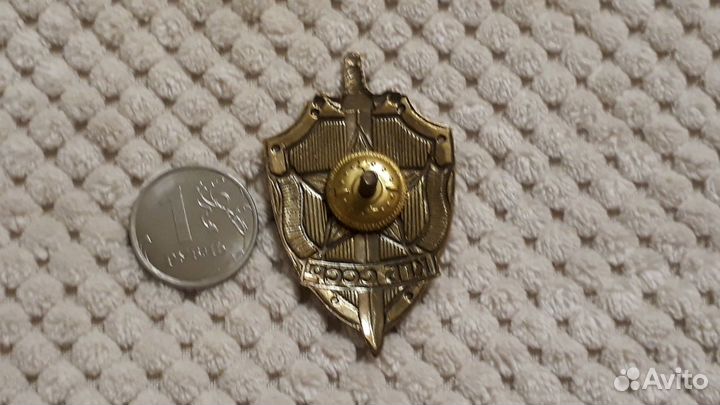 Тяжёлый знак кгб СССР эмаль винт